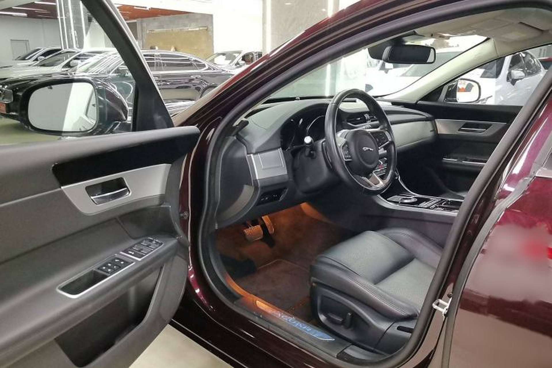 Used Jaguar XF 2018 XF Sportbrake 2.0T 250 PS All-Wheel Drive Luxury Edition Interior 2
