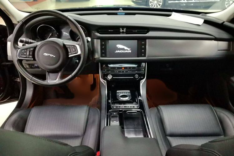 Used Jaguar XF 2018 XF Sportbrake 2.0T 250 PS All-Wheel Drive Luxury Edition Interior 3