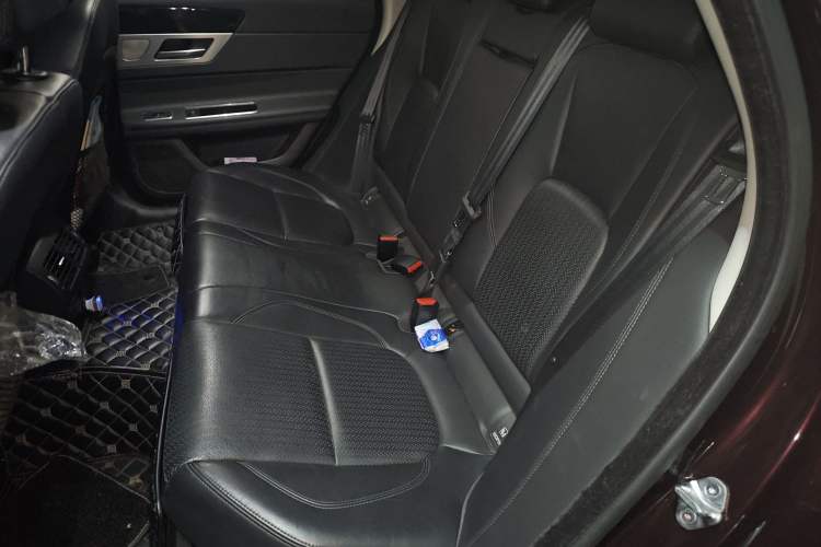 Used Jaguar XF 2018 XF Sportbrake 2.0T 250 PS All-Wheel Drive Luxury Edition Left Rear Seat