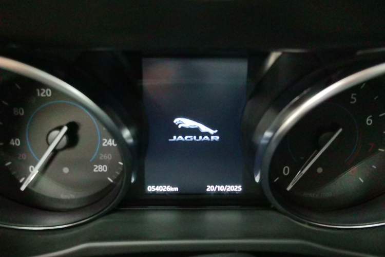 Used Jaguar XF 2018 XF Sportbrake 2.0T 250 PS All-Wheel Drive Luxury Edition Odometer Close Up