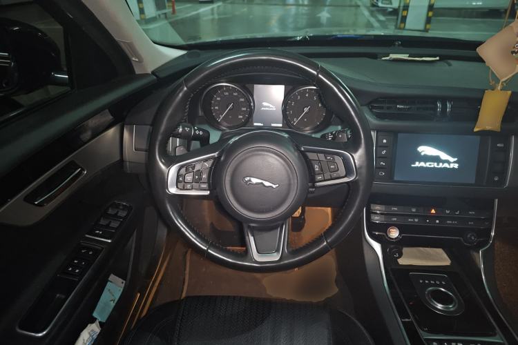 Used Jaguar XF 2018 XF Sportbrake 2.0T 250 PS All-Wheel Drive Luxury Edition Steering Wheel