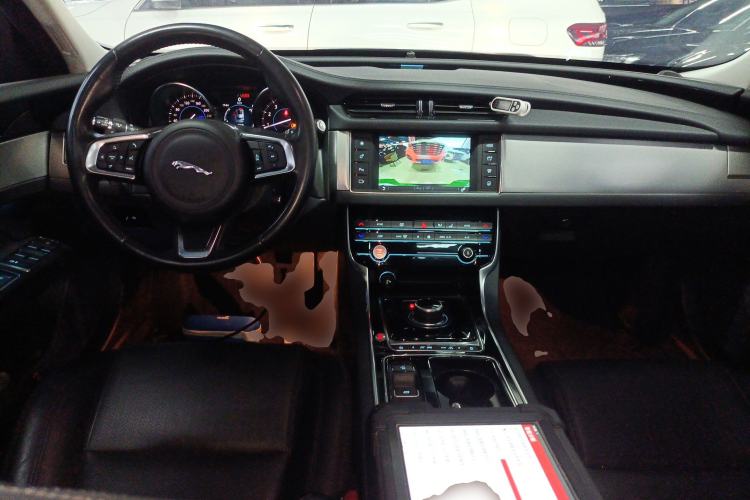 Used Jaguar XF 2018 XF Sportbrake 2.0T 250 PS All-Wheel Drive Luxury Edition Center Console