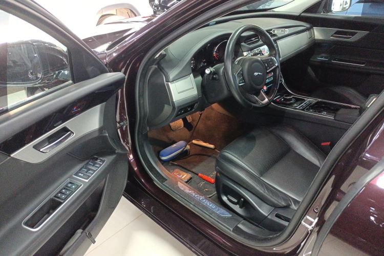 Used Jaguar XF 2018 XF Sportbrake 2.0T 250 PS All-Wheel Drive Luxury Edition Driver Seat