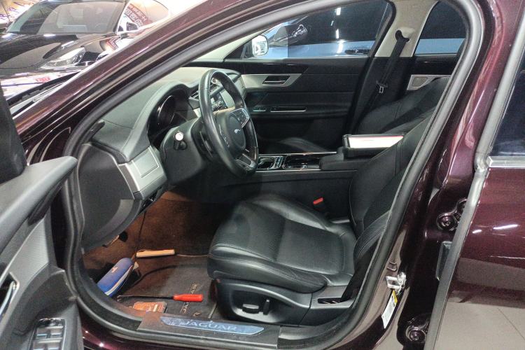 Used Jaguar XF 2018 XF Sportbrake 2.0T 250 PS All-Wheel Drive Luxury Edition Left Front Seat