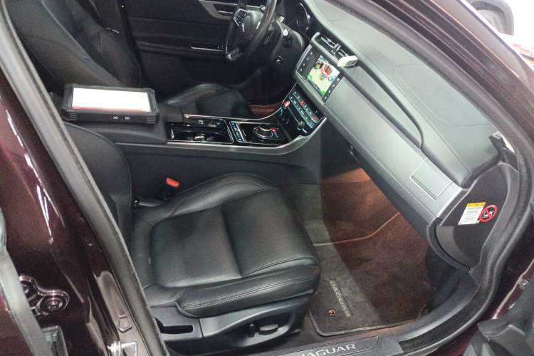 Used Jaguar XF 2018 XF Sportbrake 2.0T 250 PS All-Wheel Drive Luxury Edition Right Front Seat