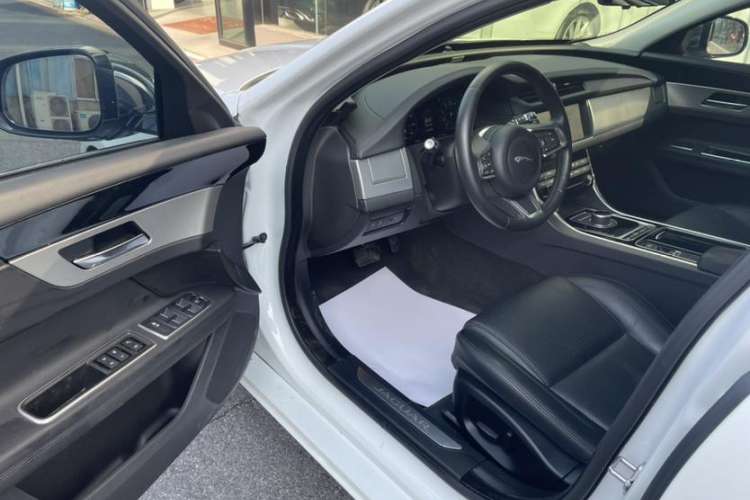 Used Jaguar XF 2018 XF Sportbrake 2.0T 250 PS Two-Wheel-Drive Luxury Edition Interior 1