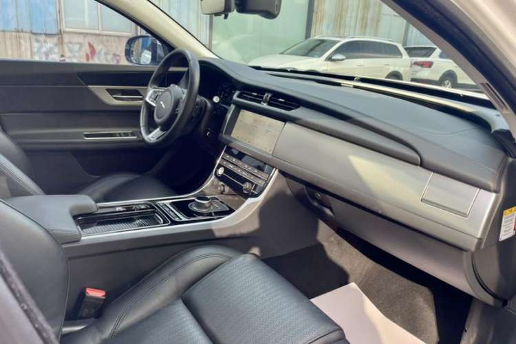 Used Jaguar XF 2018 XF Sportbrake 2.0T 250 PS Two-Wheel-Drive Luxury Edition Interior 2