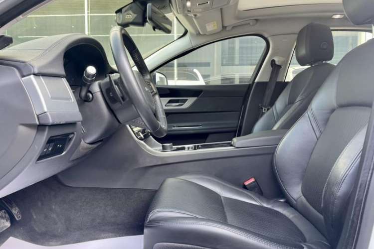 Used Jaguar XF 2018 XF Sportbrake 2.0T 250 PS Two-Wheel-Drive Luxury Edition Interior 4