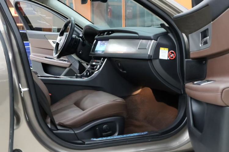 Used Jaguar XFL 2019 XFL 2.0T 250 PS Four-Wheel Drive Luxury Edition Interior 2