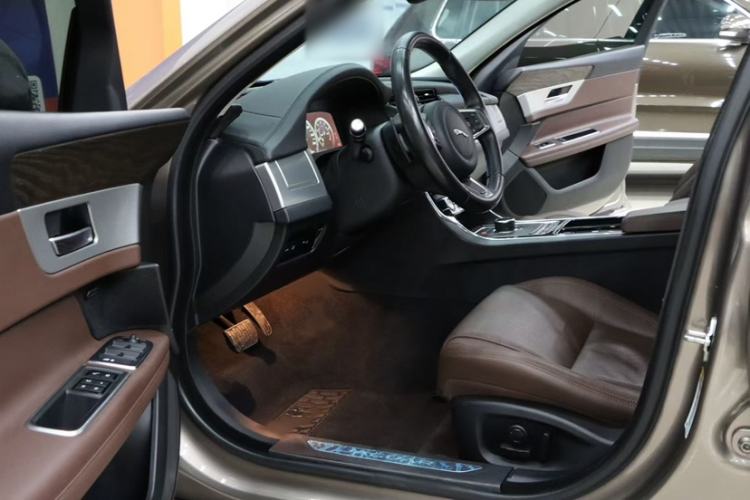 Used Jaguar XFL 2019 XFL 2.0T 250 PS Four-Wheel Drive Luxury Edition Interior 3