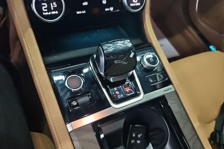 Used Jaguar XFL 2025 Model—2.0T P250, Two-Wheel Drive, Premium Luxury Edition Gear Lever