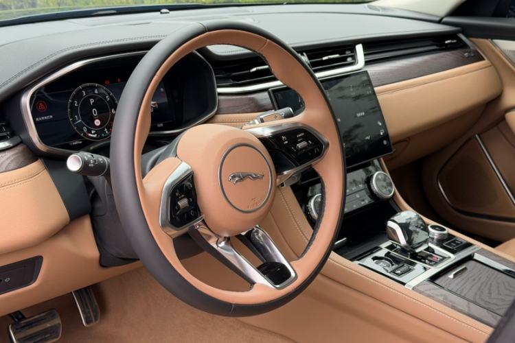 Used Jaguar XFL 2025 Model—2.0T P250, Two-Wheel Drive, Premium Luxury Edition Interior 3
