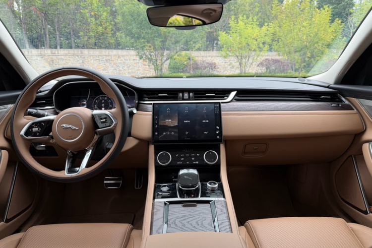 Used Jaguar XFL 2025 Model—2.0T P250, Two-Wheel Drive, Premium Luxury Edition Interior 4