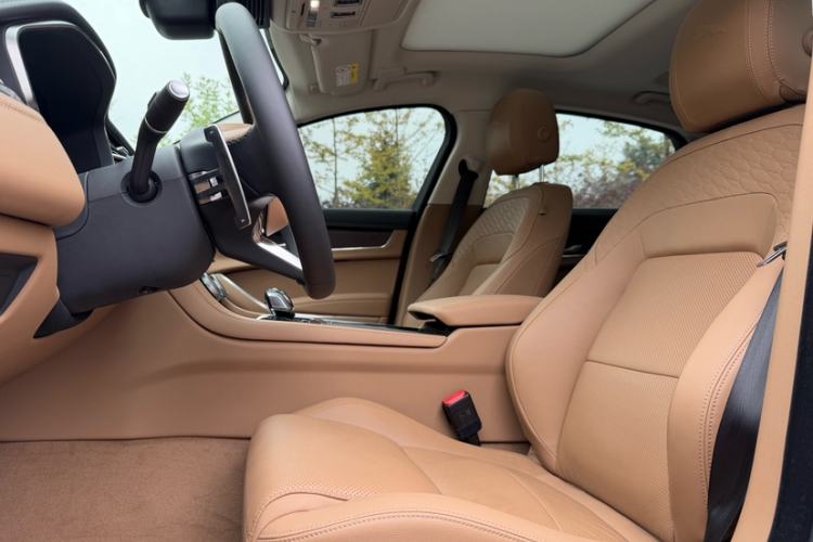 Used Jaguar XFL 2025 Model—2.0T P250, Two-Wheel Drive, Premium Luxury Edition Interior 5