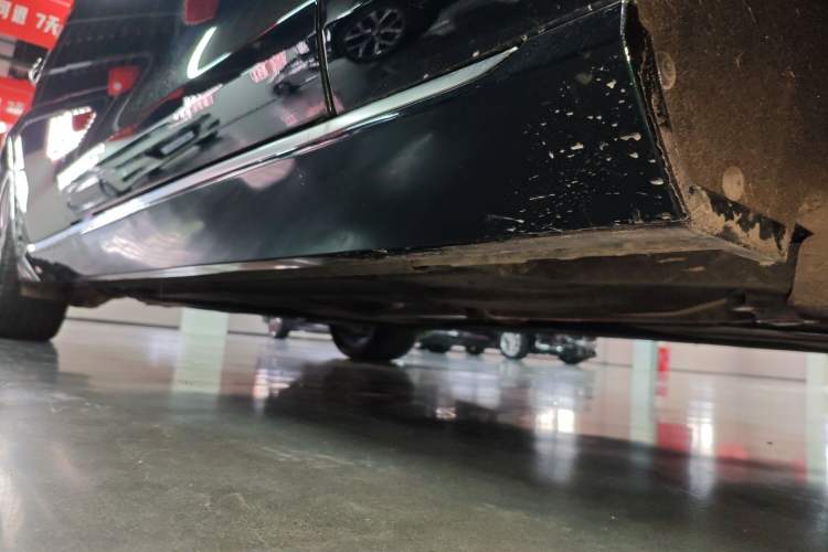Used Jaguar XFL 2024 2.0T P250 Two-Wheel Drive Prestige Luxury Edition Right Side Sill