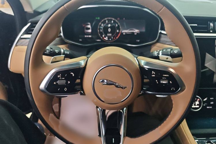 Used Jaguar XFL 2025 Model—2.0T P250, Two-Wheel Drive, Premium Luxury Edition Steering Wheel