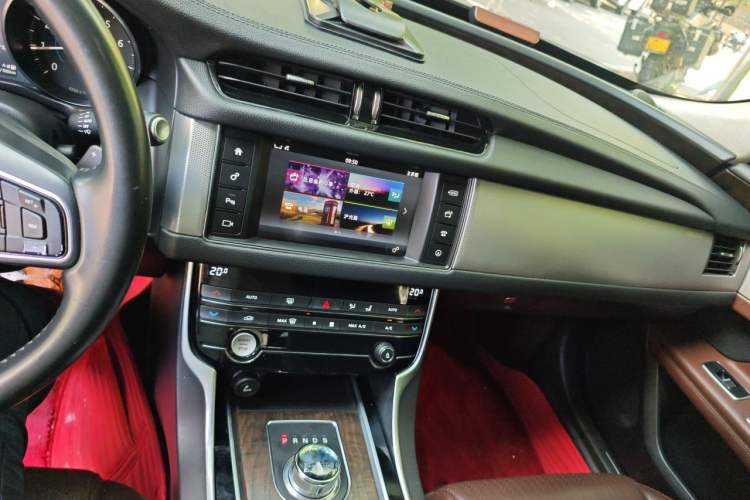 Used Jaguar XFL 2017 XFL 2.0T 200PS Luxury Edition Audio And AC Panel