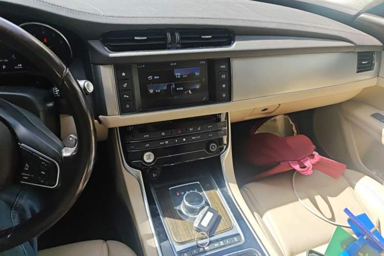 Used Jaguar XFL 2017 XFL 2.0T 200PS Elite Edition Audio And AC Panel