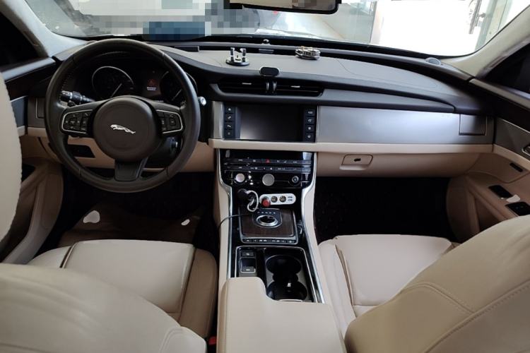 Used Jaguar XFL 2017 XFL 2.0T 200PS Elite Edition Center Console