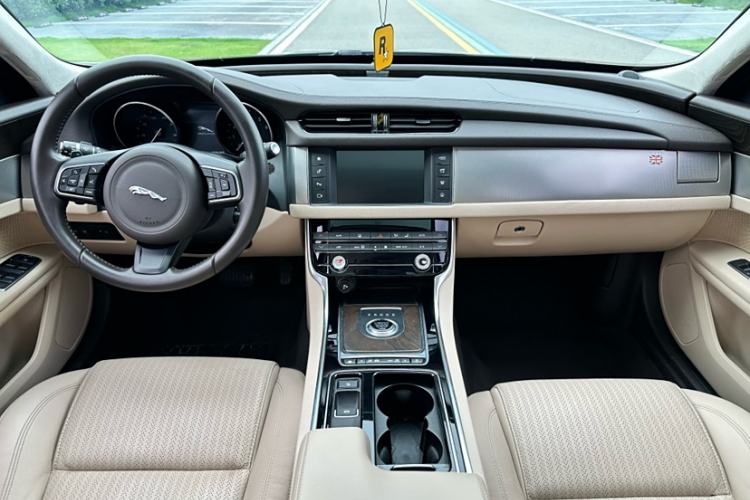 Used Jaguar XFL 2017 XFL 2.0T 200PS Elite Edition Interior 2