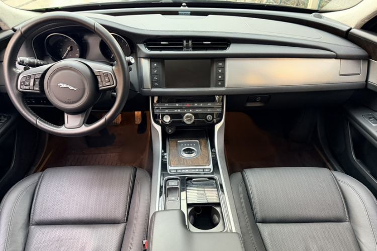 Used Jaguar XFL 2017 XFL 2.0T 240PS Luxury Edition Interior 2