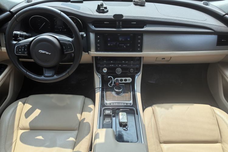 Used Jaguar XFL 2017 XFL 2.0T 200PS Elite Edition Interior 3