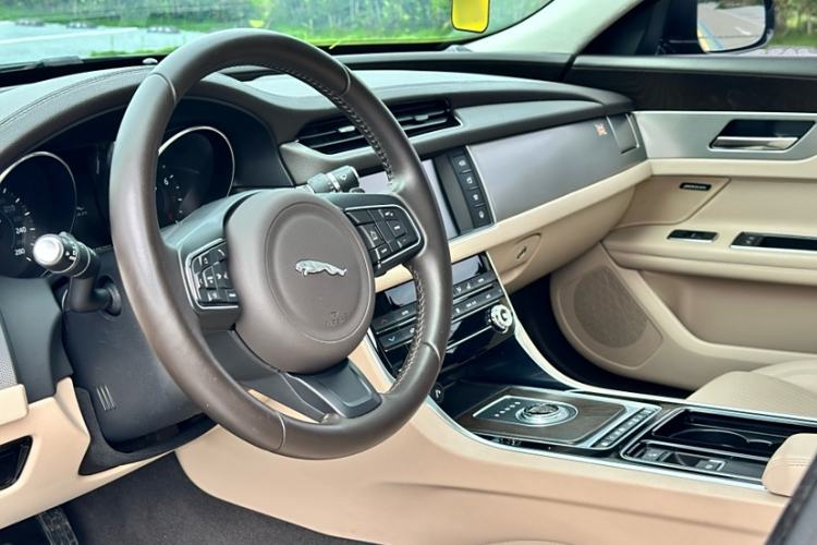 Used Jaguar XFL 2017 XFL 2.0T 200PS Elite Edition Interior 4