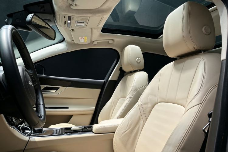 Used Jaguar XFL 2017 XFL 2.0T 200PS Elite Edition Interior 4