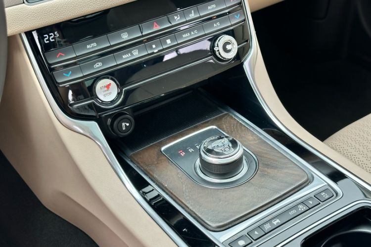 Used Jaguar XFL 2017 XFL 2.0T 200PS Elite Edition Interior 8
