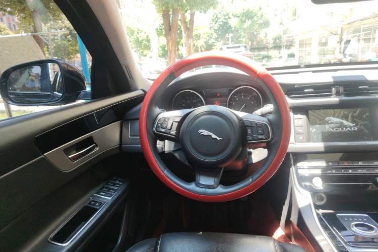 Used Jaguar XFL 2017 XFL 2.0T 200PS Windflower Edition Steering Wheel