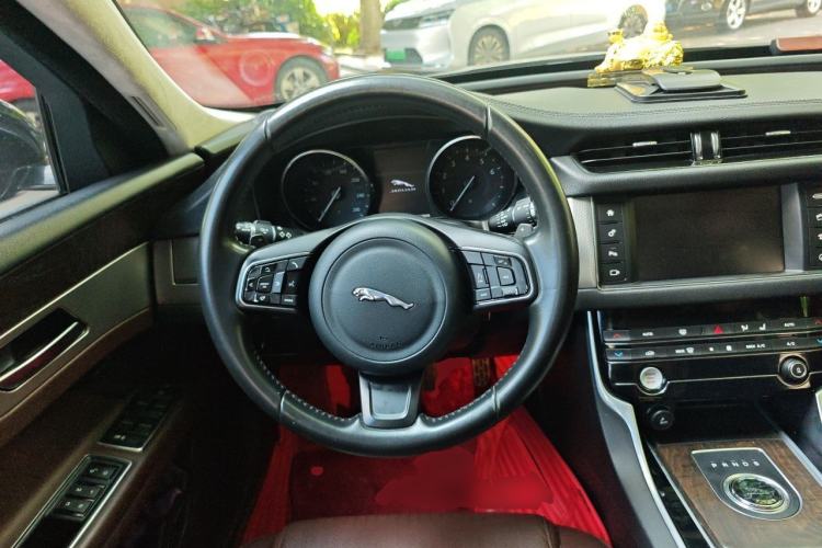 Used Jaguar XFL 2017 XFL 2.0T 200PS Luxury Edition Steering Wheel
