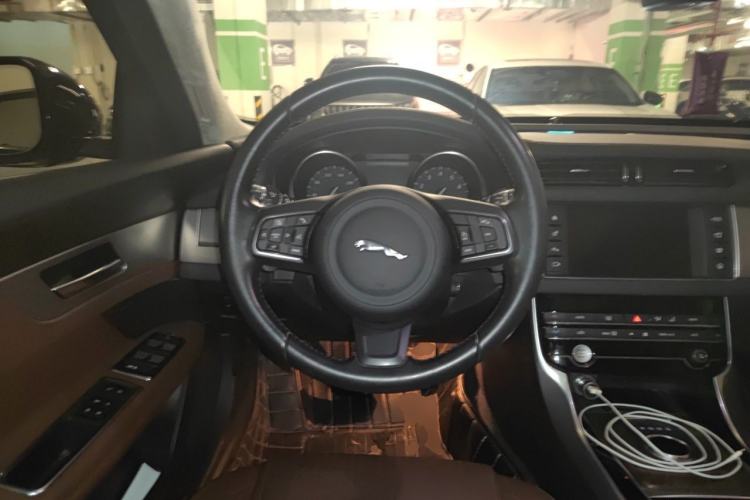 Used Jaguar XFL 2017 XFL 2.0T 200PS Luxury Edition Steering Wheel