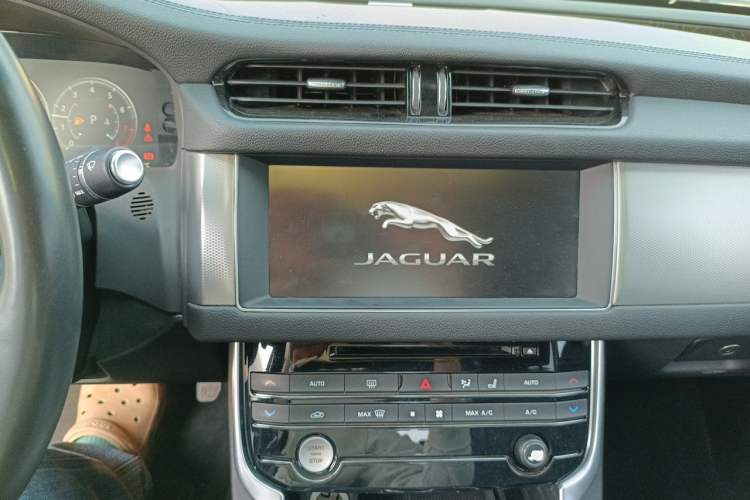 Used Jaguar XFL 2017 XFL 2.0T 200PS Luxury Edition Audio And AC Panel