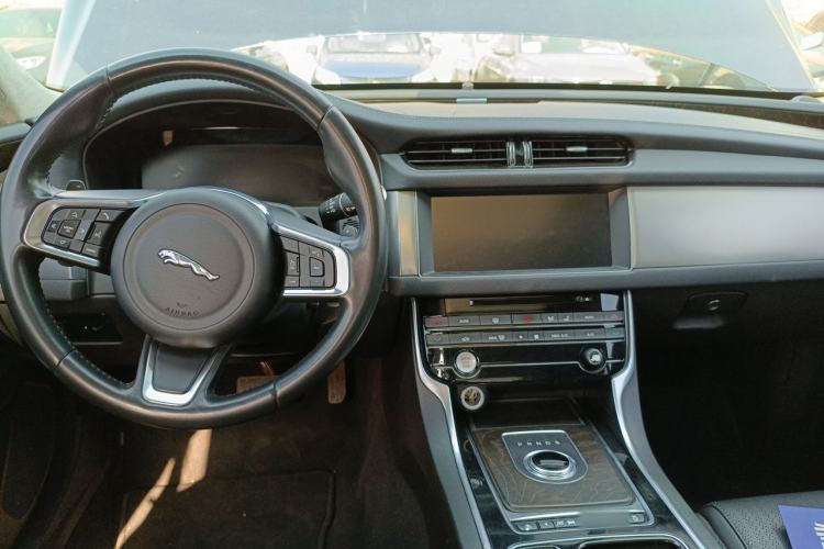 Used Jaguar XFL 2017 XFL 2.0T 200PS Luxury Edition Center Console