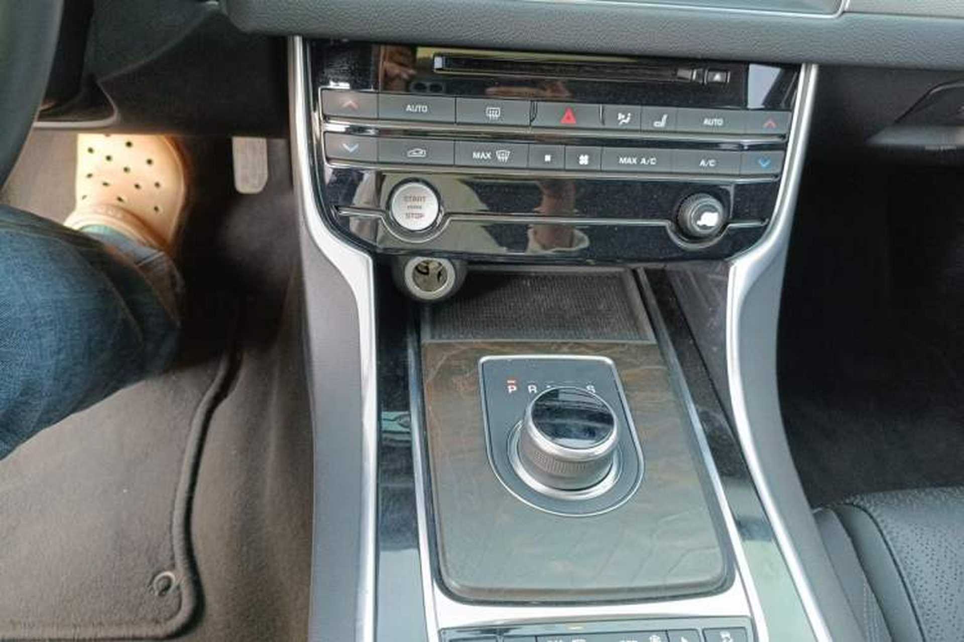 Used Jaguar XFL 2017 XFL 2.0T 200PS Luxury Edition Gear Lever