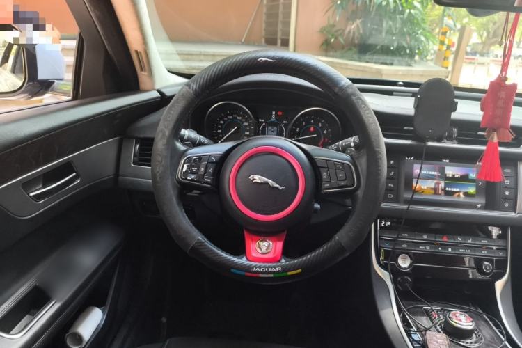 Used Jaguar XFL 2017 XFL 2.0T 200PS Luxury Edition Steering Wheel