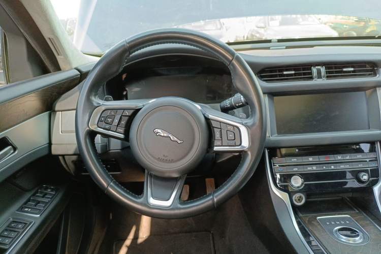 Used Jaguar XFL 2017 XFL 2.0T 200PS Luxury Edition Steering Wheel