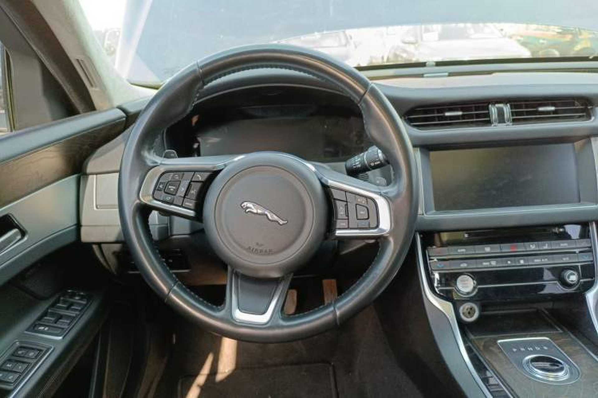 Used Jaguar XFL 2017 XFL 2.0T 200PS Luxury Edition Steering Wheel