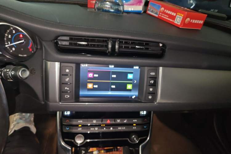 Used Jaguar XFL 2017 XFL 2.0T 200PS Luxury Edition Audio And AC Panel