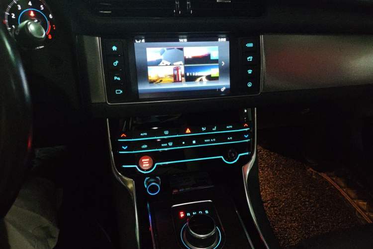 Used Jaguar XFL 2017 XFL 2.0T 200PS Luxury Edition Audio And AC Panel