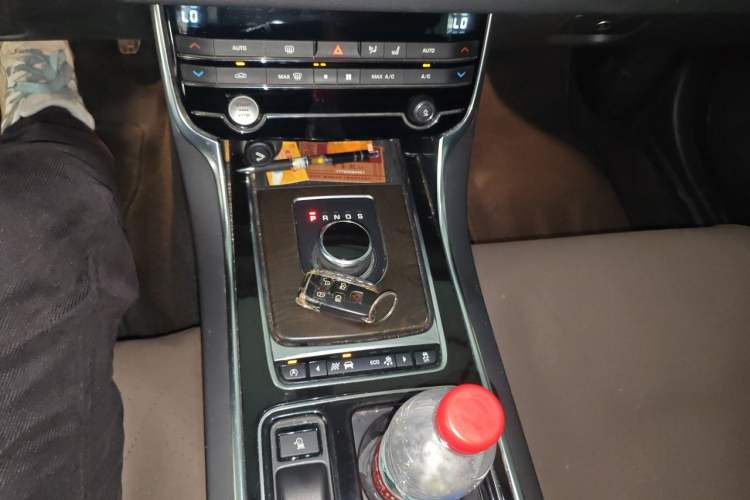Used Jaguar XFL 2017 XFL 2.0T 200PS Luxury Edition Gear Lever