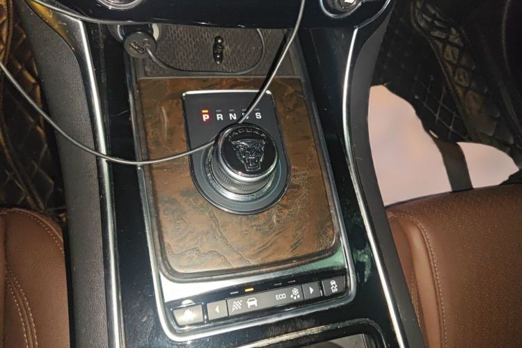 Used Jaguar XFL 2017 XFL 2.0T 240PS Premium Edition Gear Lever