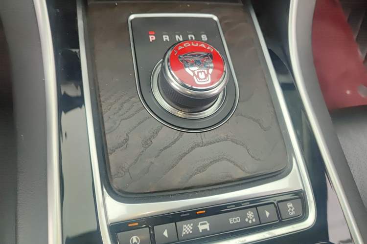 Used Jaguar XFL 2017 XFL 2.0T 240PS Premium Edition Gear Lever