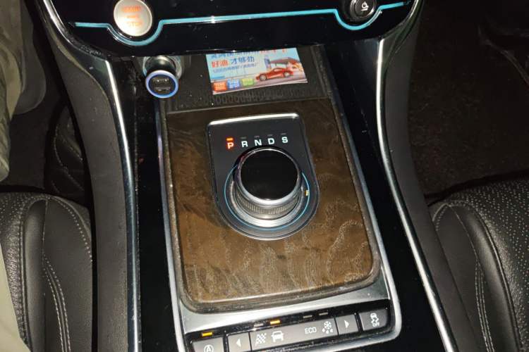Used Jaguar XFL 2017 XFL 2.0T 200PS Luxury Edition Gear Lever