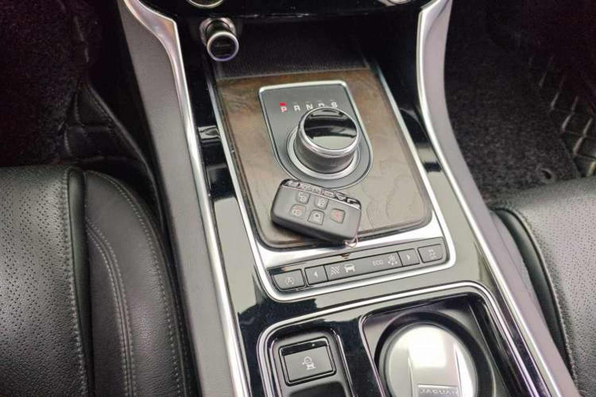 Used Jaguar XFL 2017 XFL 2.0T 200PS Luxury Edition Gear Lever
