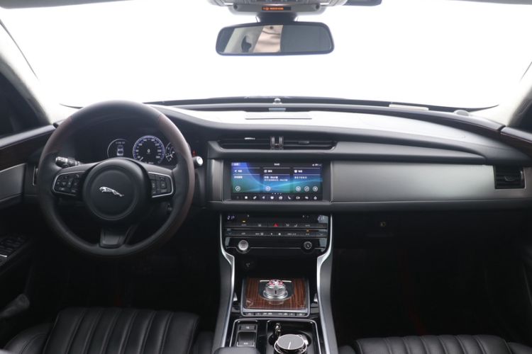 Used Jaguar XFL 2017 XFL 2.0T 240PS Luxury Edition Interior 1