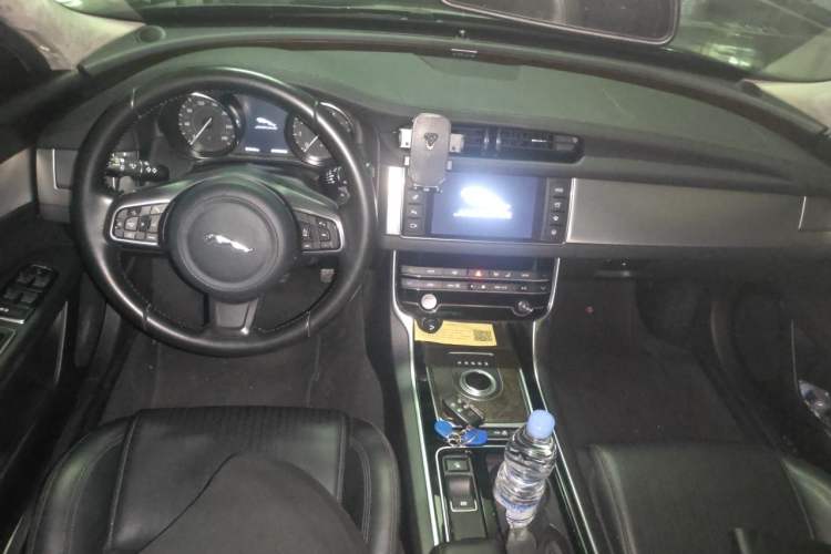 Used Jaguar XFL 2017 XFL 2.0T 200PS Luxury Edition Interior 2