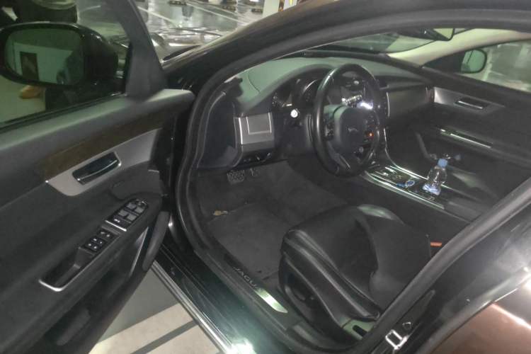 Used Jaguar XFL 2017 XFL 2.0T 200PS Luxury Edition Interior 3