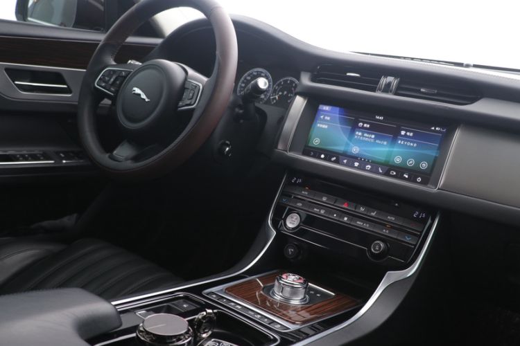 Used Jaguar XFL 2017 XFL 2.0T 240PS Luxury Edition Interior 3
