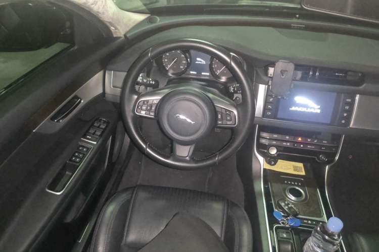 Used Jaguar XFL 2017 XFL 2.0T 200PS Luxury Edition Steering Wheel